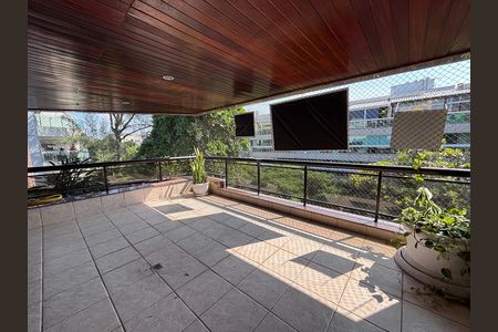 Apartamento à venda com 102m², 2 quartos e 2 vagas Apartamento à venda com 102m², 2 quartos e 2 vagasVaranda