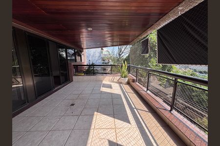 Apartamento à venda com 102m², 2 quartos e 2 vagas Apartamento à venda com 102m², 2 quartos e 2 vagasVaranda