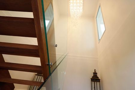 Casa de condomínio à venda com 235m², 4 quartos e 3 vagas Casa de condomínio à venda com 235m², 4 quartos e 3 vagasEscada