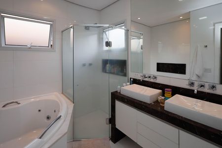 Casa de condomínio à venda com 235m², 4 quartos e 3 vagas Casa de condomínio à venda com 235m², 4 quartos e 3 vagasBanheiro da Suíte