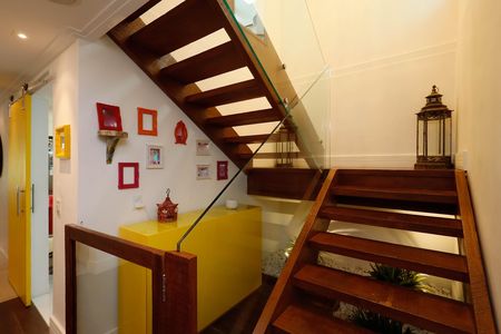 Casa de condomínio à venda com 235m², 4 quartos e 3 vagas Casa de condomínio à venda com 235m², 4 quartos e 3 vagasEscada