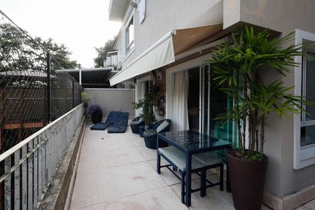 Casa de condomínio à venda com 235m², 4 quartos e 3 vagas Casa de condomínio à venda com 235m², 4 quartos e 3 vagasVaranda
