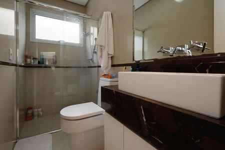Casa de condomínio à venda com 235m², 4 quartos e 3 vagas Casa de condomínio à venda com 235m², 4 quartos e 3 vagasBanheiro 1