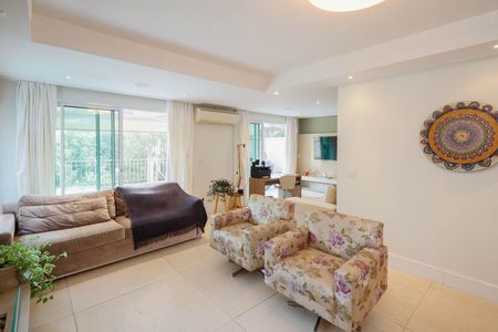 Casa de condomínio à venda com 235m², 4 quartos e 3 vagas Casa de condomínio à venda com 235m², 4 quartos e 3 vagasSala