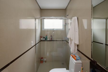 Casa de condomínio à venda com 235m², 4 quartos e 3 vagas Casa de condomínio à venda com 235m², 4 quartos e 3 vagasBanheiro 1