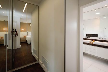 Casa de condomínio à venda com 235m², 4 quartos e 3 vagas Casa de condomínio à venda com 235m², 4 quartos e 3 vagasCloset