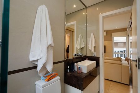 Casa de condomínio à venda com 235m², 4 quartos e 3 vagas Casa de condomínio à venda com 235m², 4 quartos e 3 vagasBanheiro 1