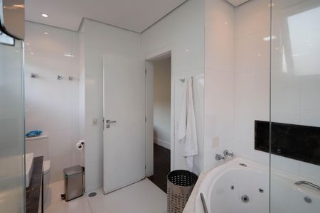 Casa de condomínio à venda com 235m², 4 quartos e 3 vagas Casa de condomínio à venda com 235m², 4 quartos e 3 vagasBanheiro da Suíte