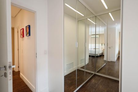 Casa de condomínio à venda com 235m², 4 quartos e 3 vagas Casa de condomínio à venda com 235m², 4 quartos e 3 vagasCloset