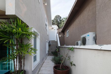 Casa de condomínio à venda com 235m², 4 quartos e 3 vagas Casa de condomínio à venda com 235m², 4 quartos e 3 vagasVaranda