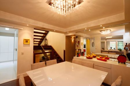 Casa de condomínio à venda com 235m², 4 quartos e 3 vagas Casa de condomínio à venda com 235m², 4 quartos e 3 vagasSala de Jantar