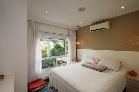 Casa de condomínio à venda com 235m², 4 quartos e 3 vagas Casa de condomínio à venda com 235m², 4 quartos e 3 vagasSuíte