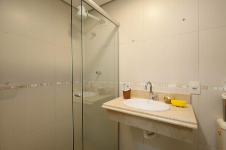 Casa de condomínio à venda com 235m², 4 quartos e 3 vagas Casa de condomínio à venda com 235m², 4 quartos e 3 vagasBanheiro da Área de Serviço