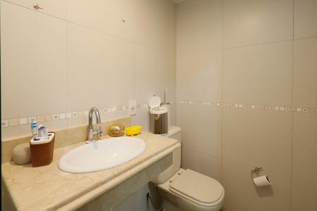 Casa de condomínio à venda com 235m², 4 quartos e 3 vagas Casa de condomínio à venda com 235m², 4 quartos e 3 vagasBanheiro da Área de Serviço