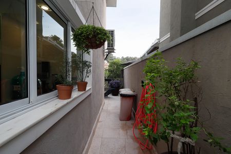 Casa de condomínio à venda com 235m², 4 quartos e 3 vagas Casa de condomínio à venda com 235m², 4 quartos e 3 vagasCorredor