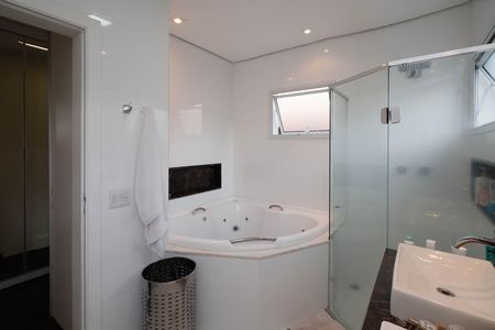 Casa de condomínio à venda com 235m², 4 quartos e 3 vagas Casa de condomínio à venda com 235m², 4 quartos e 3 vagasBanheiro da Suíte
