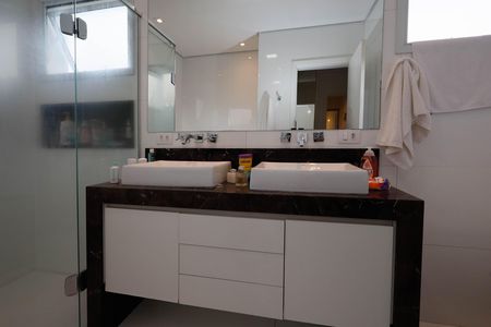 Casa de condomínio à venda com 235m², 4 quartos e 3 vagas Casa de condomínio à venda com 235m², 4 quartos e 3 vagasBanheiro da Suíte