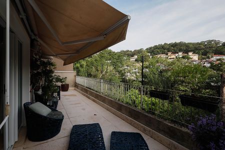 Casa de condomínio à venda com 235m², 4 quartos e 3 vagas Casa de condomínio à venda com 235m², 4 quartos e 3 vagasVaranda