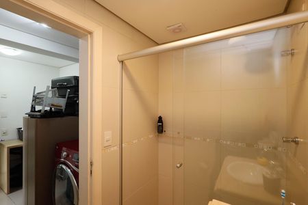 Casa de condomínio à venda com 235m², 4 quartos e 3 vagas Casa de condomínio à venda com 235m², 4 quartos e 3 vagasBanheiro da Área de Serviço