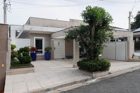 Casa de condomínio à venda com 235m², 4 quartos e 3 vagas Casa de condomínio à venda com 235m², 4 quartos e 3 vagasFachada