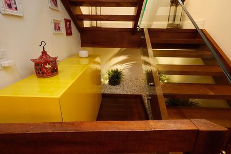 Casa de condomínio à venda com 235m², 4 quartos e 3 vagas Casa de condomínio à venda com 235m², 4 quartos e 3 vagasEscada