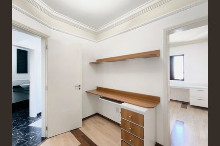 Apartamento para alugar com 140m², 4 quartos e 2 vagas Apartamento para alugar com 140m², 4 quartos e 2 vagasEscritório