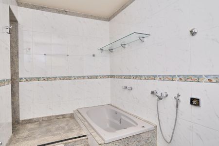 Casa para alugar com 360m², 4 quartos e 5 vagasBanheiro da Suíte 1