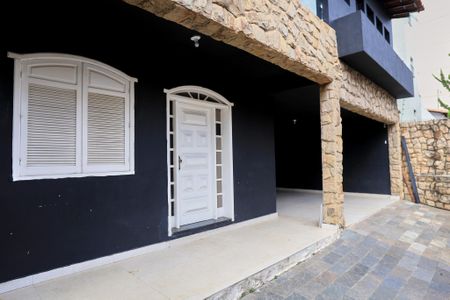Casa para alugar com 360m², 4 quartos e 5 vagasEntrada