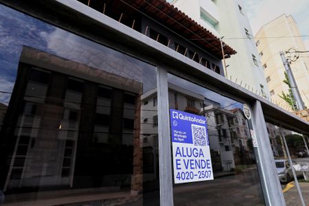 Casa para alugar com 360m², 4 quartos e 5 vagasFachada com Plaquinha