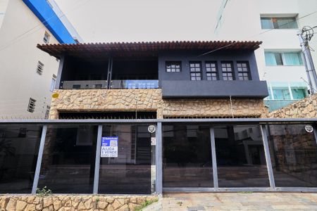 Casa para alugar com 360m², 4 quartos e 5 vagasFachada
