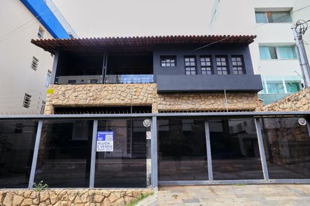 Casa para alugar com 360m², 4 quartos e 5 vagasFachada
