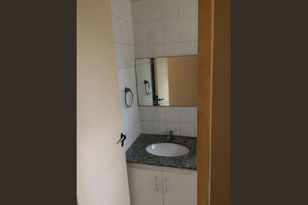 Banheiro social de apartamento para alugar com 2 quartos, 56m² em Cohab, São Paulo