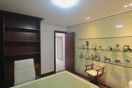 Casa para alugar com 600m², 4 quartos e 4 vagasEscritório