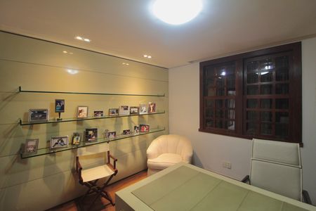 Casa para alugar com 600m², 4 quartos e 4 vagasEscritório