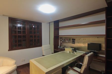 Casa para alugar com 600m², 4 quartos e 4 vagasEscritório