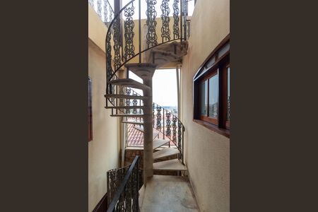 Casa para alugar com 480m², 5 quartos e 4 vagasEscada