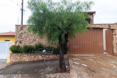 Casa para alugar com 480m², 5 quartos e 4 vagasFachada
