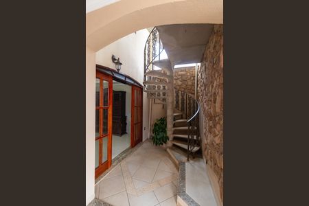 Casa para alugar com 480m², 5 quartos e 4 vagasEscada