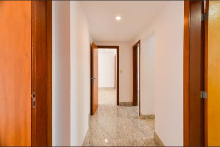 Apartamento para alugar com 137m², 4 quartos e 3 vagas Apartamento para alugar com 137m², 4 quartos e 3 vagasCorredor