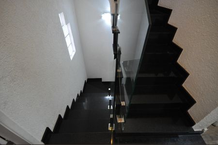 Casa de condomínio à venda com 177m², 3 quartos e 2 vagasEscada