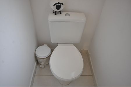 Casa de condomínio à venda com 177m², 3 quartos e 2 vagasBanheiro da área da churrasqueira