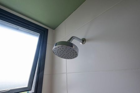 Banheiro de kitnet/studio para alugar com 1 quarto, 27m² em Pinheiros, São Paulo