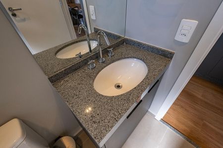 Banheiro de kitnet/studio para alugar com 1 quarto, 27m² em Pinheiros, São Paulo