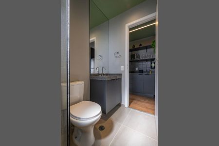 Banheiro de kitnet/studio para alugar com 1 quarto, 27m² em Pinheiros, São Paulo