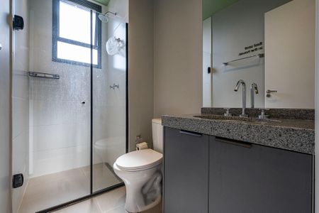 Banheiro de kitnet/studio para alugar com 1 quarto, 27m² em Pinheiros, São Paulo