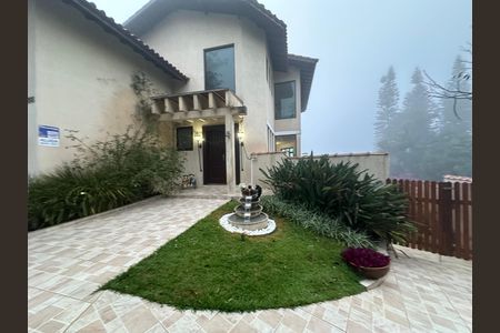 Casa de condomínio para alugar com 571m², 3 quartos e 4 vagas Casa de condomínio para alugar com 571m², 3 quartos e 4 vagasFachada