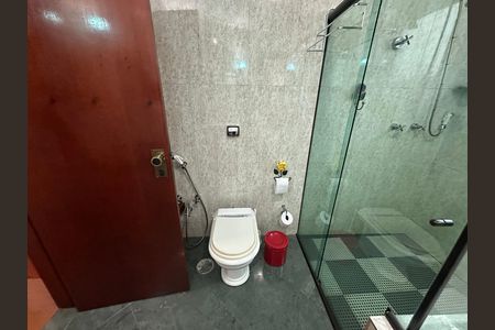 Casa de condomínio para alugar com 571m², 3 quartos e 4 vagas Casa de condomínio para alugar com 571m², 3 quartos e 4 vagasBanheiro da Suíte 1