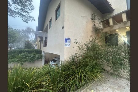 Casa de condomínio para alugar com 571m², 3 quartos e 4 vagas Casa de condomínio para alugar com 571m², 3 quartos e 4 vagasFachada