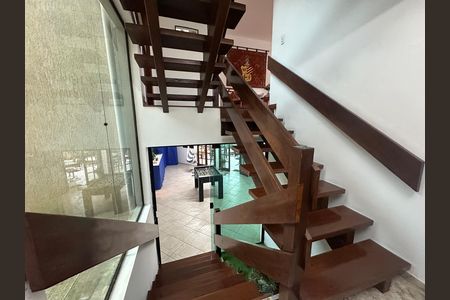 Casa de condomínio para alugar com 571m², 3 quartos e 4 vagas Casa de condomínio para alugar com 571m², 3 quartos e 4 vagasEscada