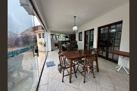Casa de condomínio para alugar com 571m², 3 quartos e 4 vagas Casa de condomínio para alugar com 571m², 3 quartos e 4 vagasChurrasqueira